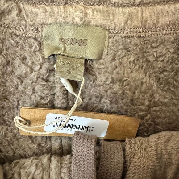 SKIMS Teddy Track Pants Sherpa in Desert Light Brown Tan Size  Medium NEW - Picture 3 of 5